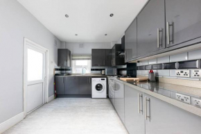 Cozy 4 bedroom home in Hackney, London
